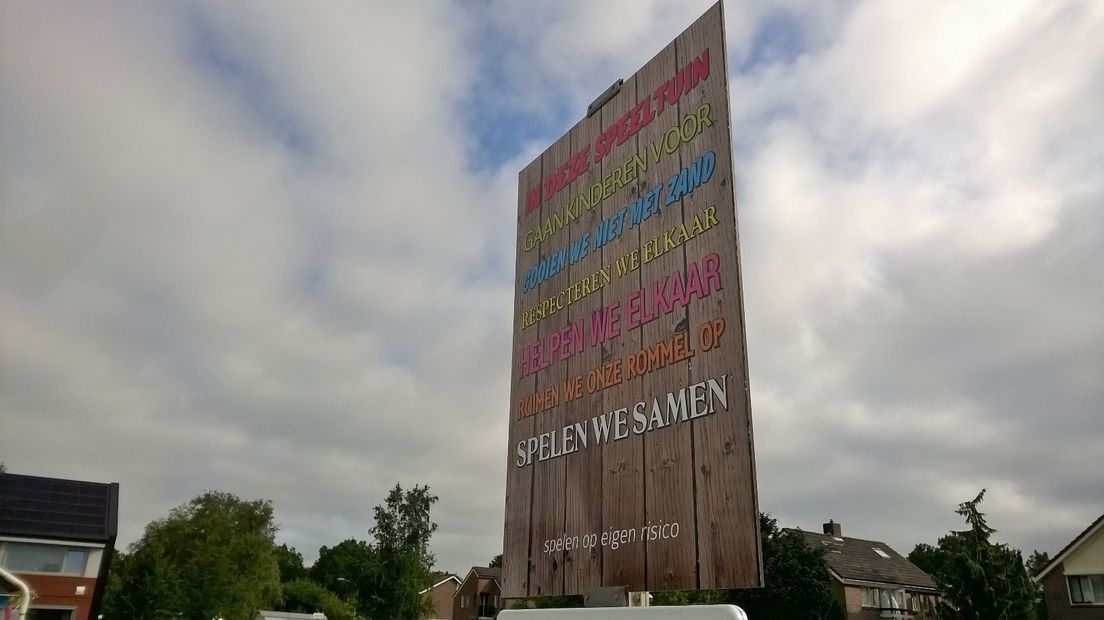 Bord met regeltjes bij de speeltuin (Rechten: Frits Emmelkamp/RTV Drenthe)