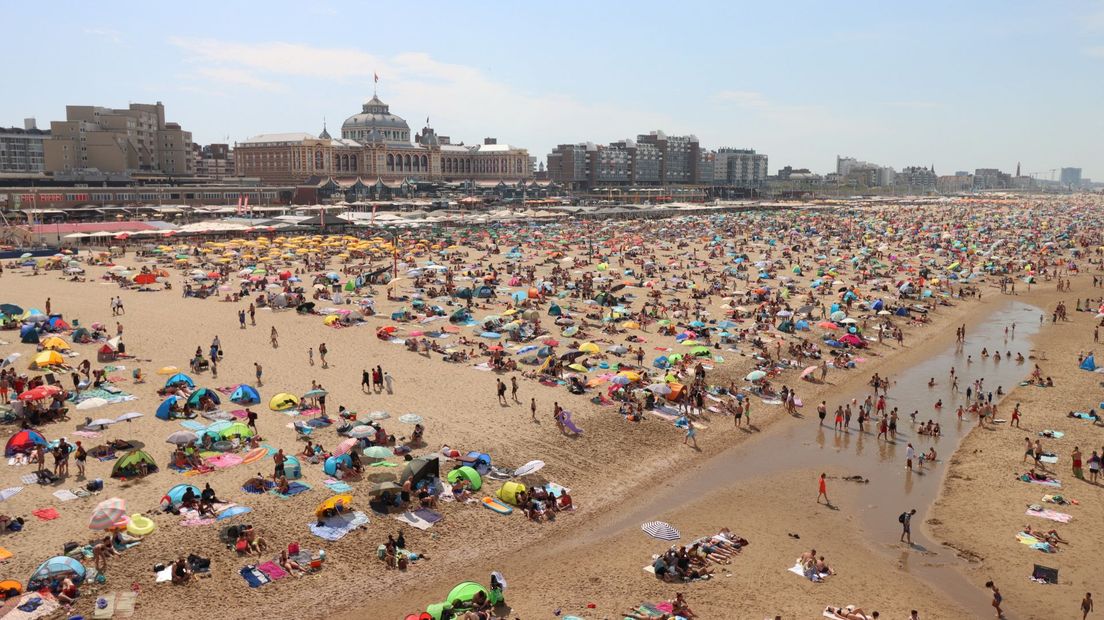 Drukte op het strand van Scheveningen
