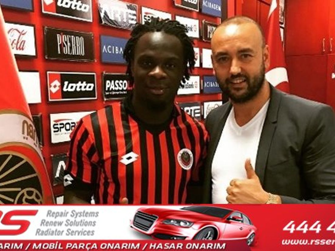 Elvis Manu in het shirt van zijn nieuwe club