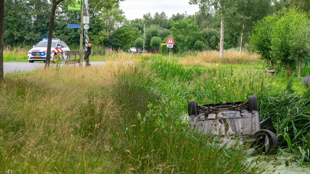 Auto belandt op de kop in sloot bij Havelte