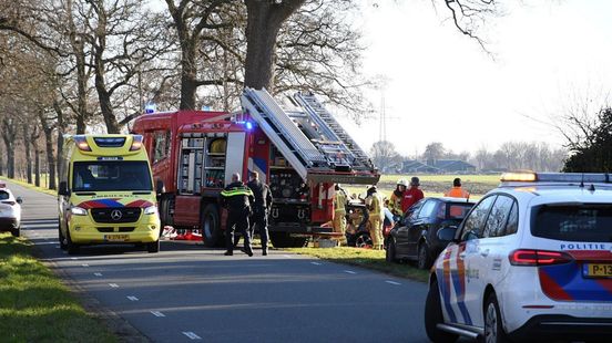 112 nieuws: Automobilist ernstig gewond na botsing tegen boom. 112 nieuws: Automobilist ernstig gewond na botsing tegen boom.