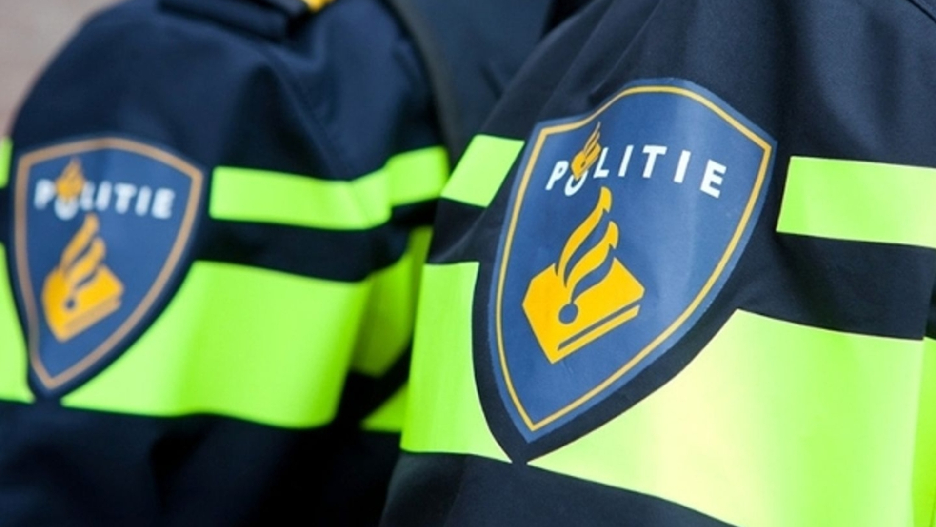 Twee agenten raakten gewond door het geweld van de man.