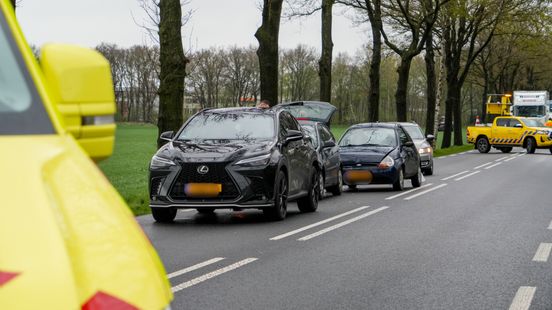 Twee gewonden bij ongeluk met drie autos bij Schoonebeek.
