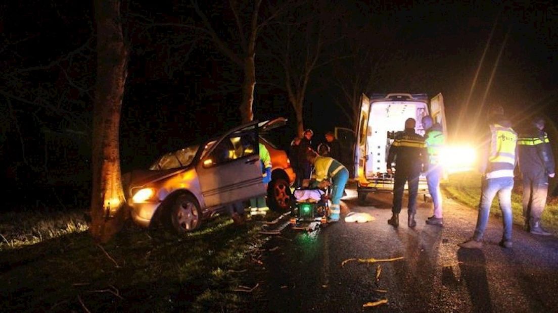 Auto glijdt van de weg in Scheerwolde