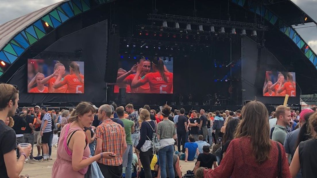 Op vliegveld Terlet bij Arnhem is een 74-jarige pilote met haar zweefvliegtuig neergestort. Volgens de brandweer is de Duitse vrouw gewond, maar aanspreekbaar.