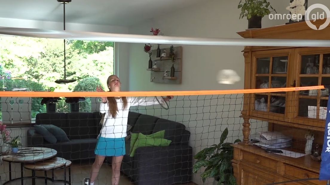 Esmeralda badmintont in huis.