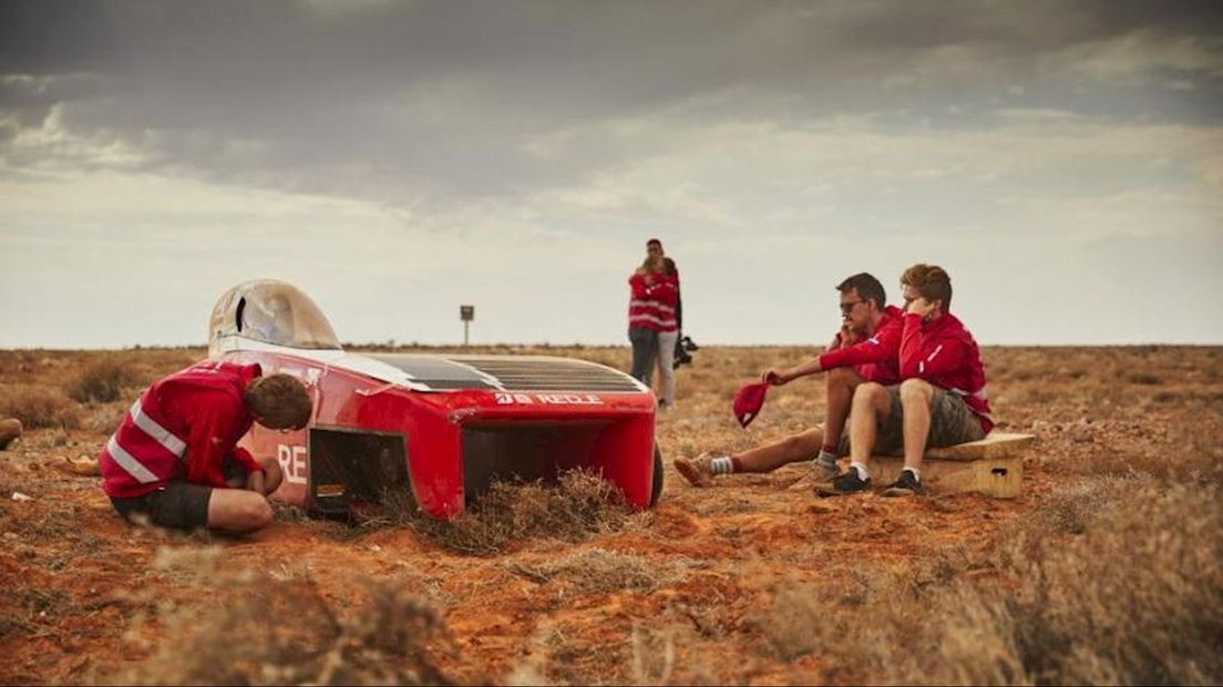 De zonneauto RED E is op de vierde racedag van de weg gewaaid