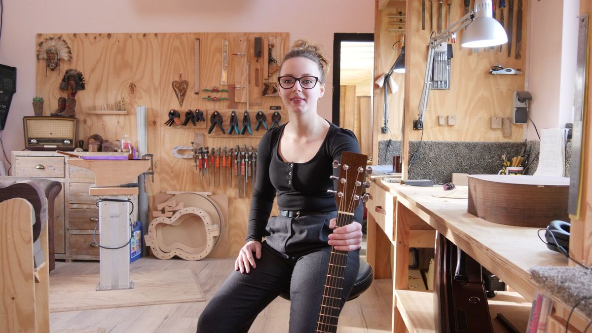 Orla (21) uit Schuinesloot is Nederlands jongste professionele gitaarbouwer: 