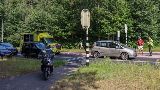 Scooterrijder gewond bij ongeluk met auto in Emmen. Scooterrijder gewond bij ongeluk met auto in Emmen.