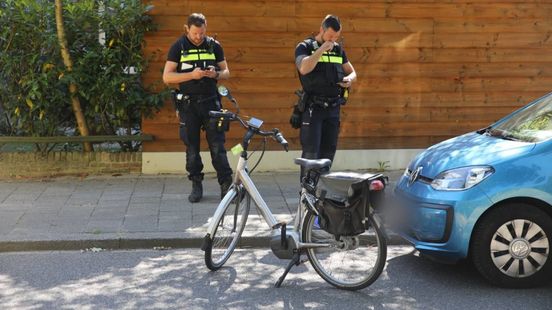 Vrouw (77) overleden nadat ze tegen openslaande autodeur fietste