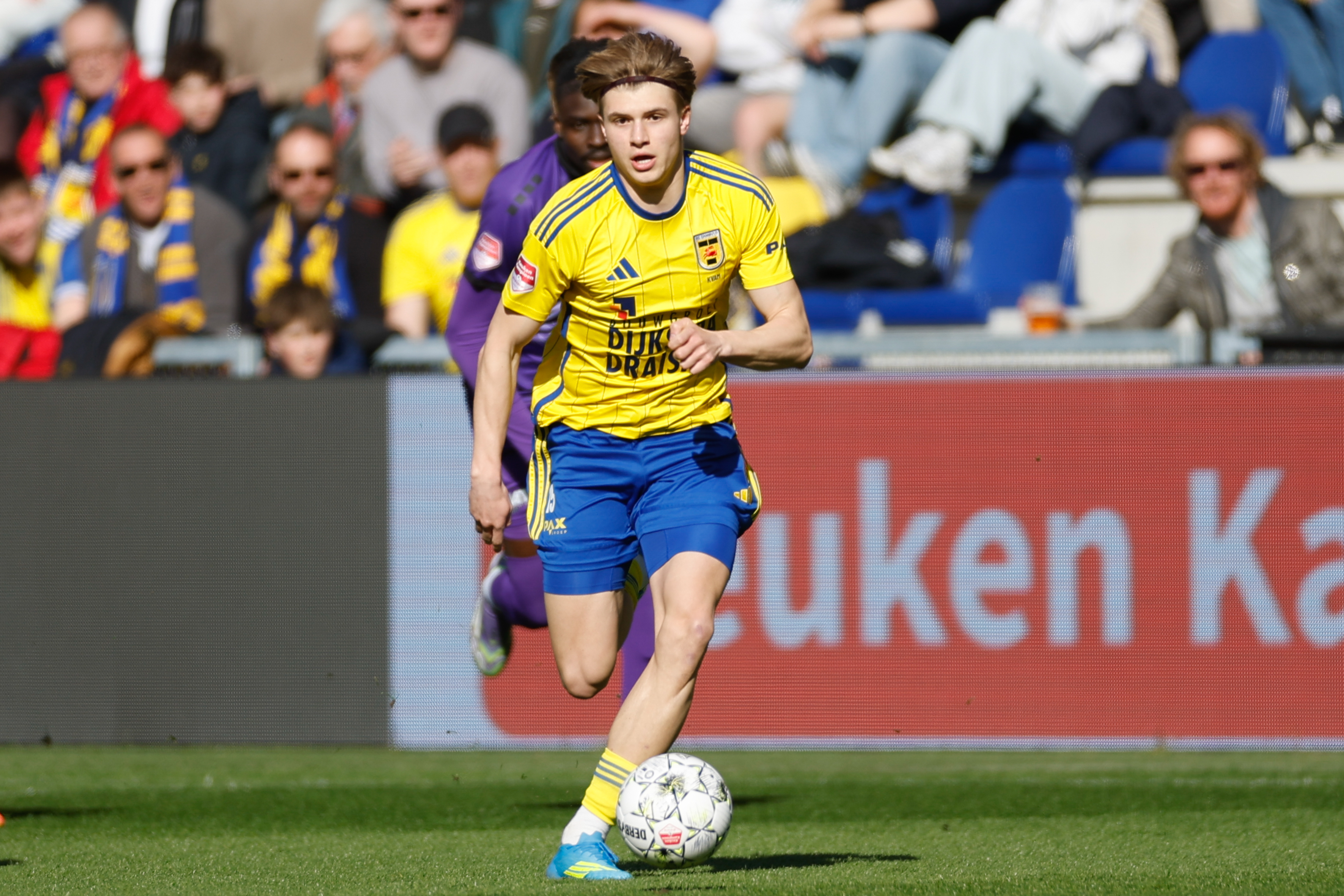 Fabian Kvam oan de bal
