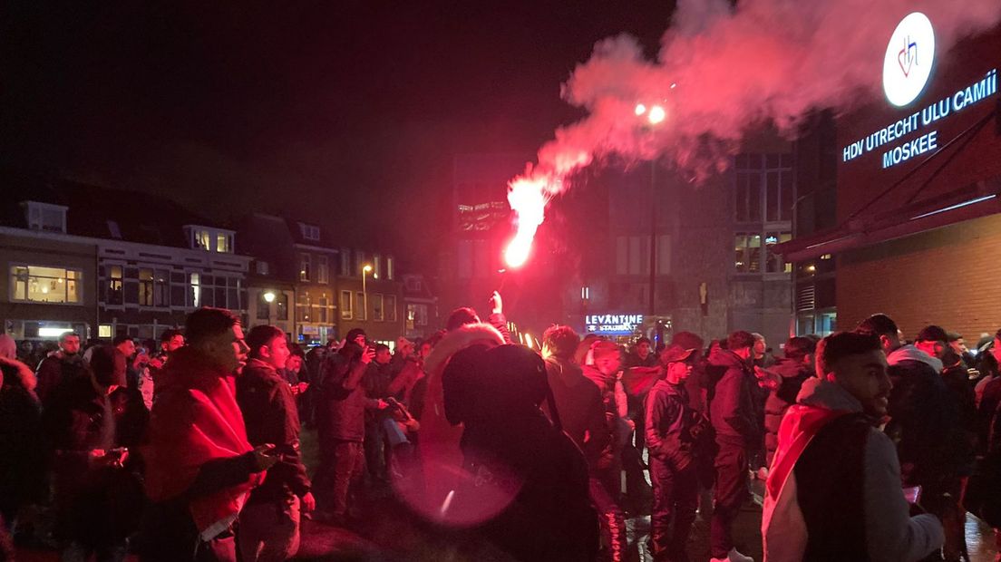 Feestvierders bij de Ulu moskee in Utrecht