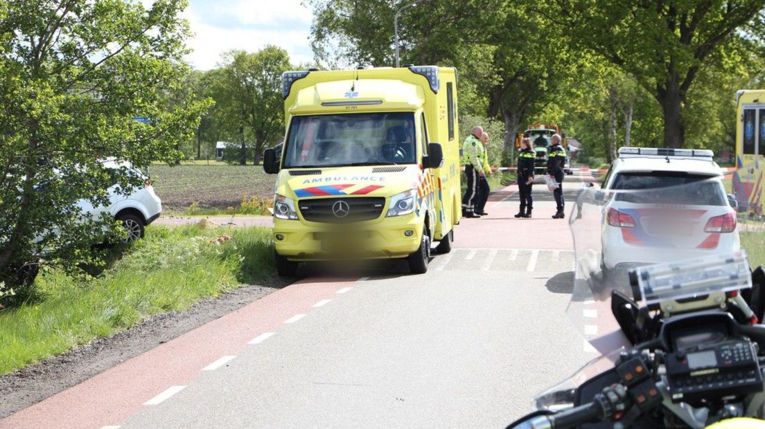 Hulpdiensten nemen poolshoogte bij de plek van de aanrijding