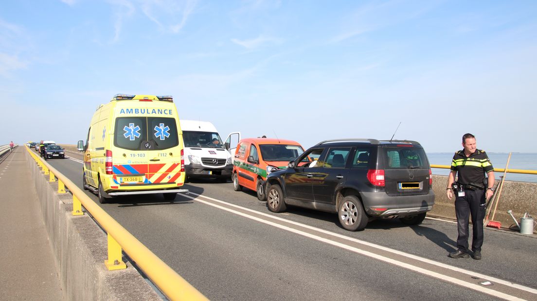 Een bestelwagen en personenauto zijn frontaal op elkaar gebotst