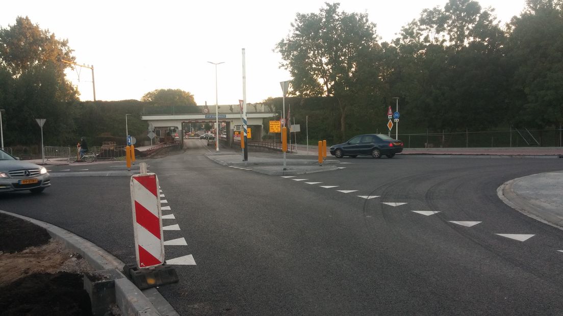 De ovonde bij de Tunnelweg in Culemborg zorgt voor chaos, ergernis en spookrijden. Terwijl de ovale rotonde juist de problemen voor auto's en fietsers had moeten oplossen.