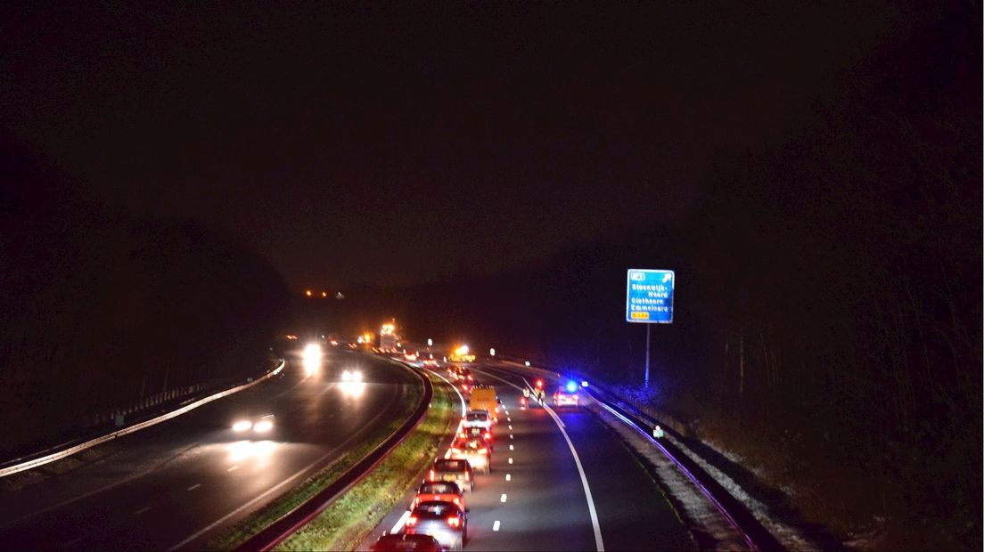 Auto komt in botsing met verkeersbord en belandt op zijkant: file A32 bij Steenwijk
