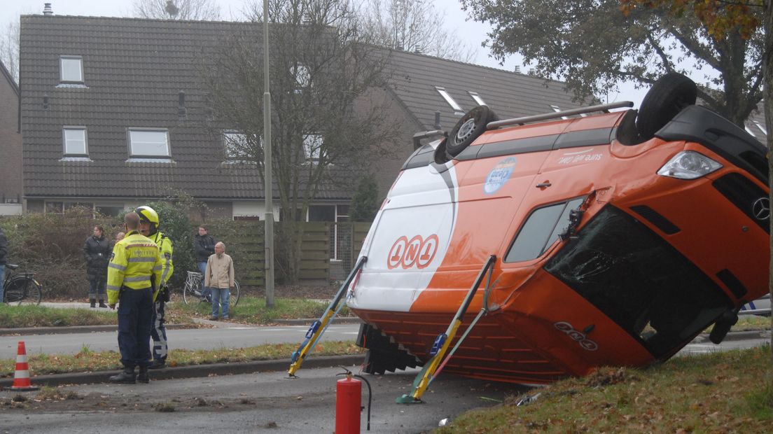 tnt_busje_over_de_kop_in_emmen_2d778af35b058746c12579490056d9f4.jpg