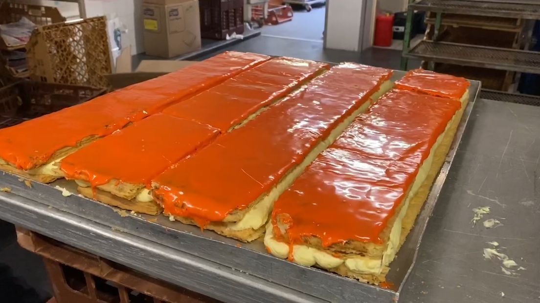 Liefhebbers van een tompouce konden dinsdag hun slag slaan in het centrum van Aalten. Een lange rij auto's vormde zich in het centrum, om vier gratis lekkernijen van de bakkerij te bemachtigen.