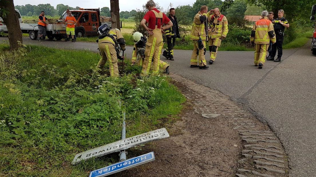 Gaslek na omgereden verkeersbord in Hertme