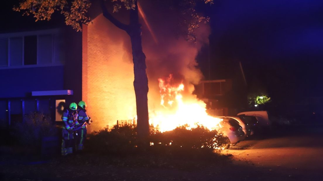 De vlammen kwamen dicht bij de hoekwoning.