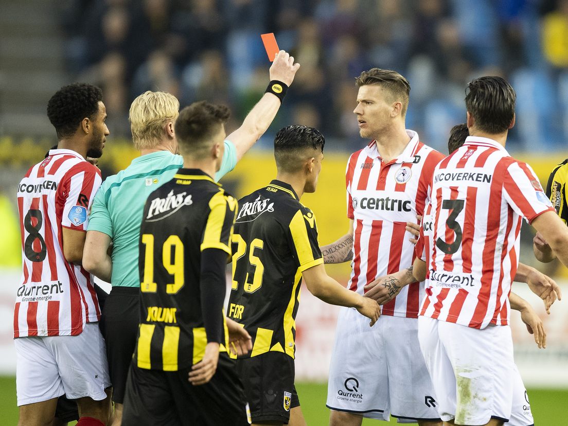 Michiel Kramer krijgt de rode kaart getoond bij Vitesse-Sparta (Bron: ANP - Jasper Ruhe)