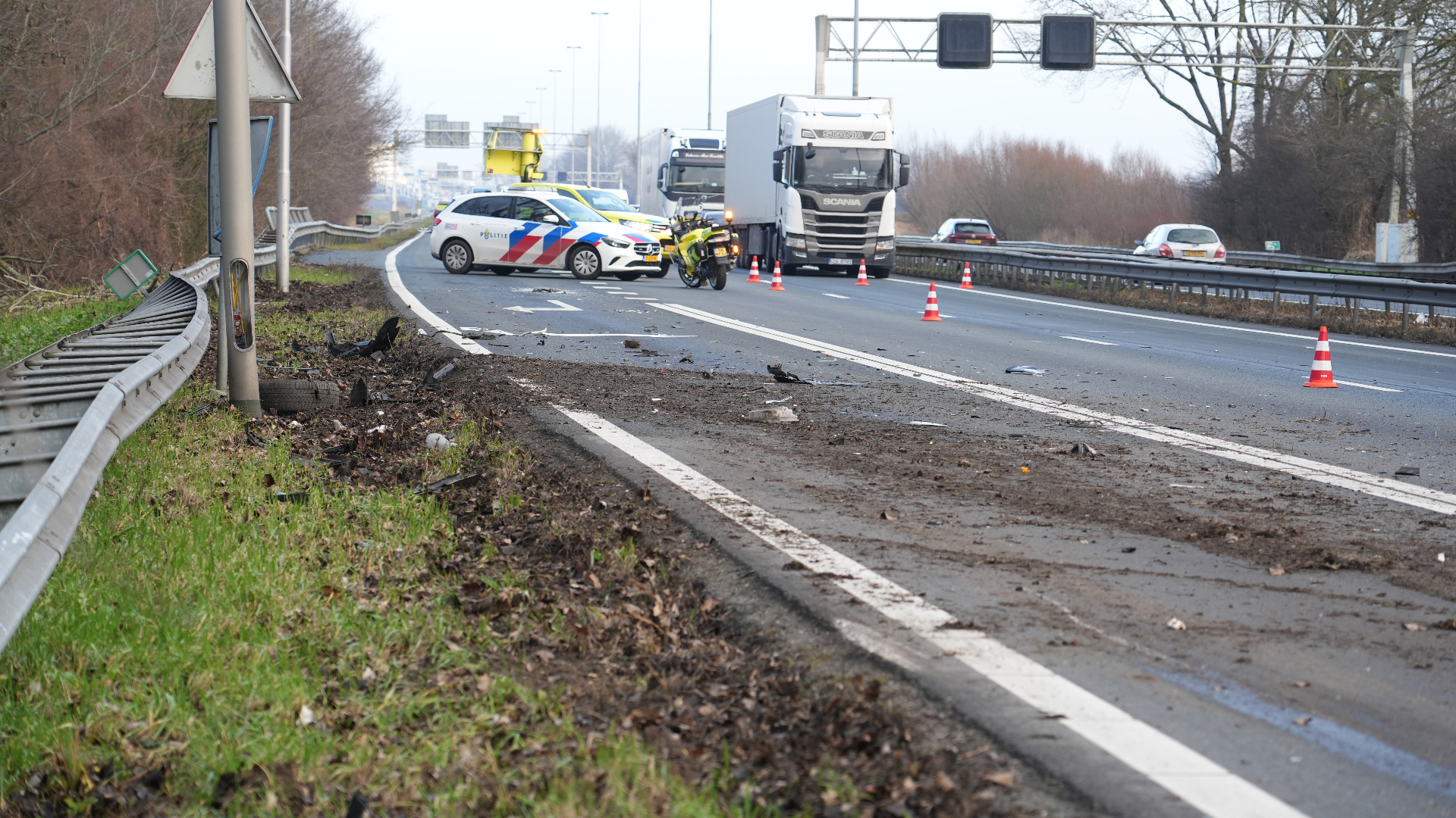 Snelweg dicht door ongeluk, automobilist overleden