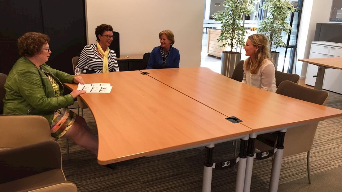 De wethouder, twee deelnemers aan de training en de projectleider (vlnr)