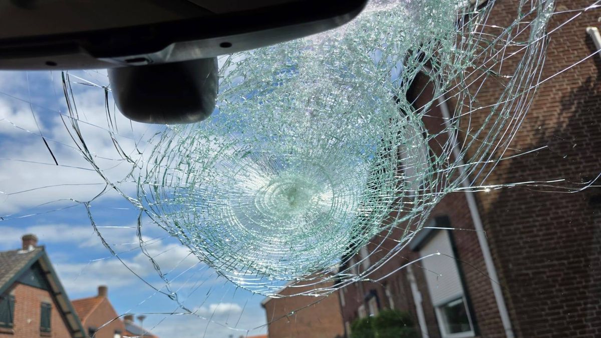 Stenen vanaf viaduct gegooid in Melick: voorruit auto kapot