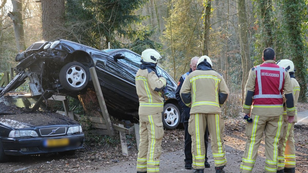 Auto vliegt uit de bocht en eindigt boven op boomstronk
