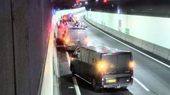 Twee tunnels dicht na ongelukken met meerdere autos. Twee tunnels dicht na ongelukken met meerdere autos.