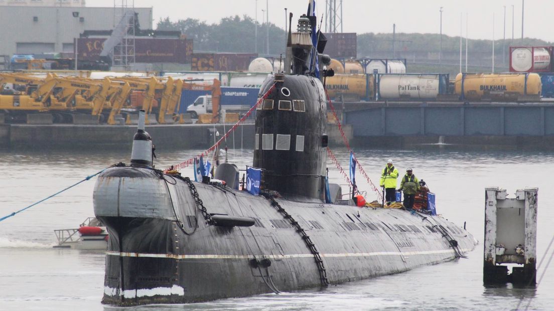 De Russische duikboot bij vertrek in de haven van Zeebrugge
