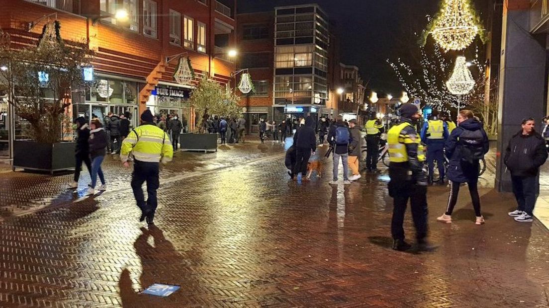 Demonstranten en politie op Rijnplein Alphen aan den Rijn