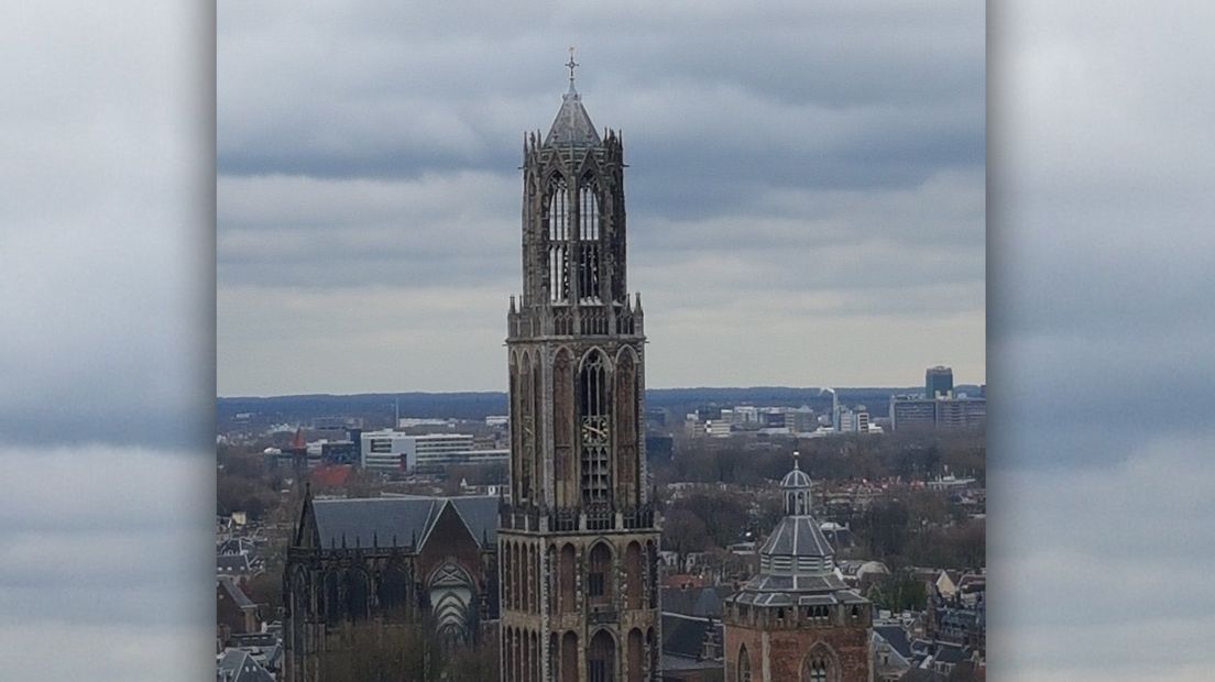 De klok van de Domtoren op 03.50 uur. Kraanmachinist Geurt van Roekel legde het vast.