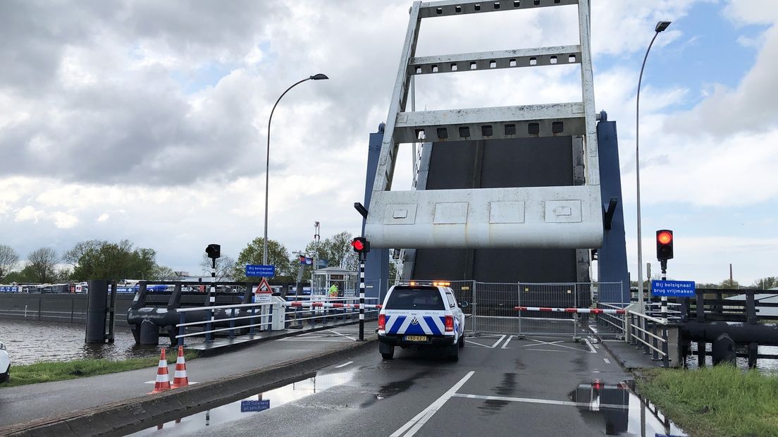 De slagboom is kapotgereden, waardoor de brug niet omhoog kan voor de scheepvaart