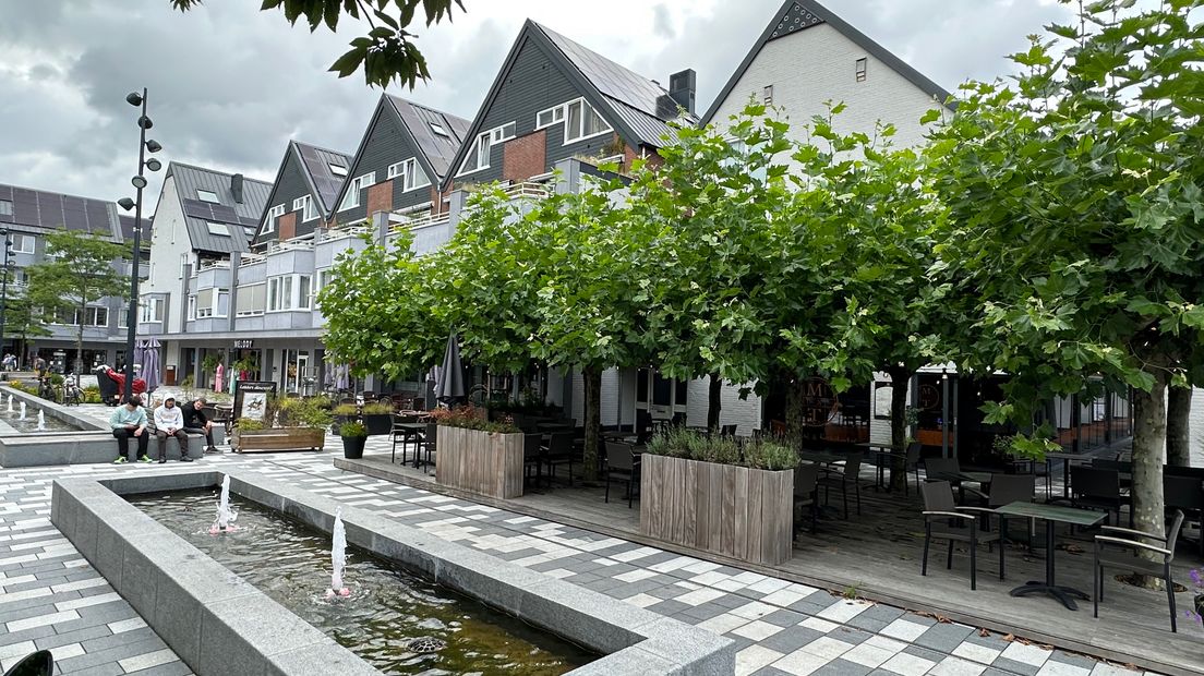 De hoek van de Kooikersgracht was in beeld als horecaplein.
