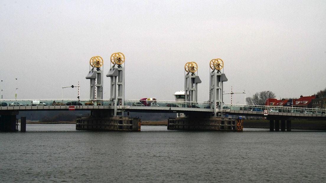 De brug over de IJssel bij Kampen krijgt onderhoudsbeurt