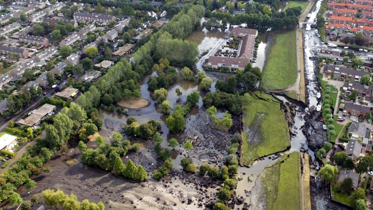 Nieuwe beelden dijkdoorbraak Wilnis