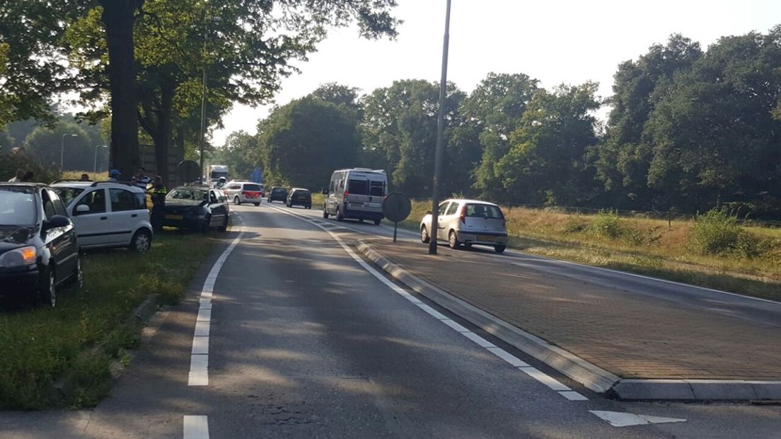 Scooterrijder veroorzaakt botsing tussen drie auto's in Ambt Delden