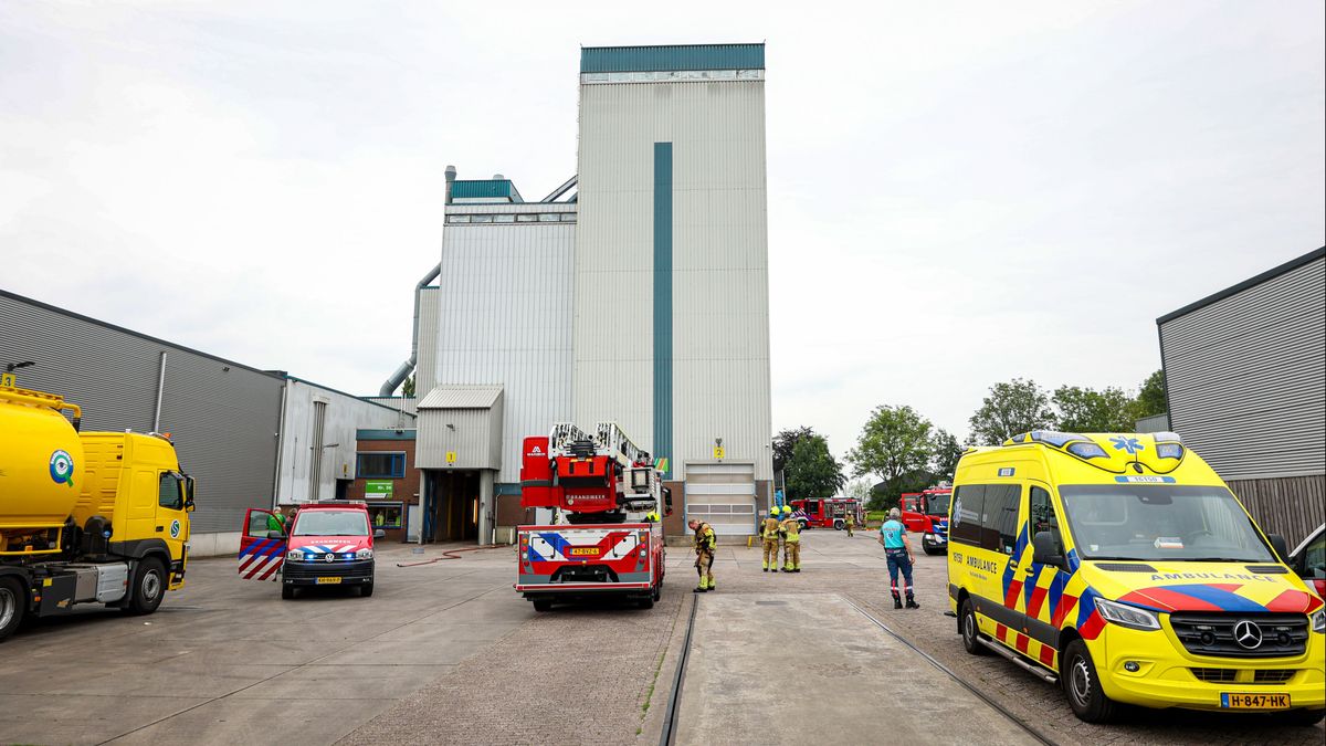 Brandweer uren bezig om brand in fabriek te blussen