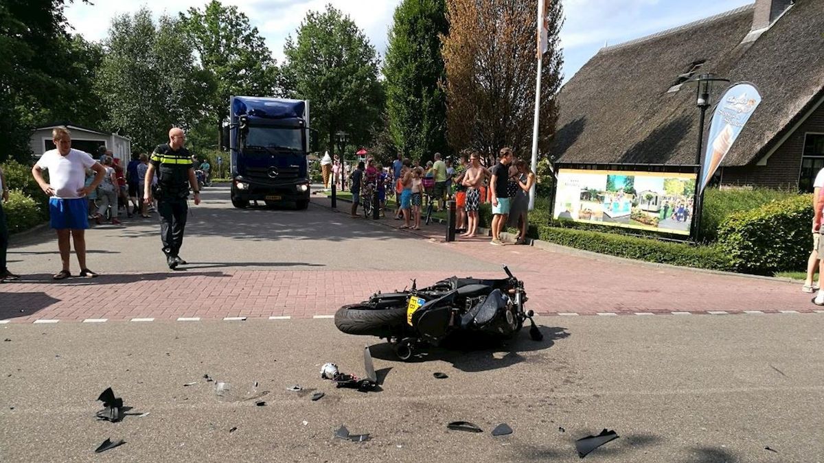 Motorrijder raakt gewond bij botsing met auto in Rheezerveen