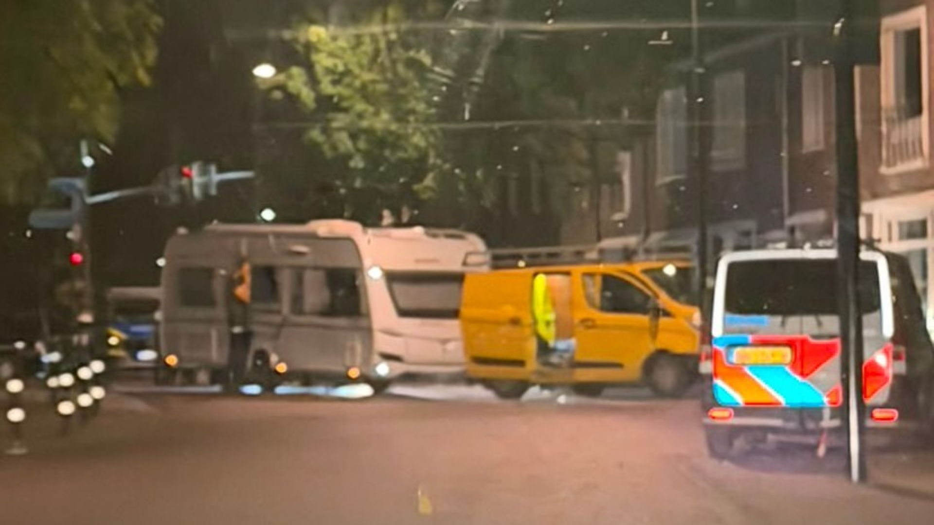 Twee arrestaties na achtervolging busje met caravan vanuit Duitsland
