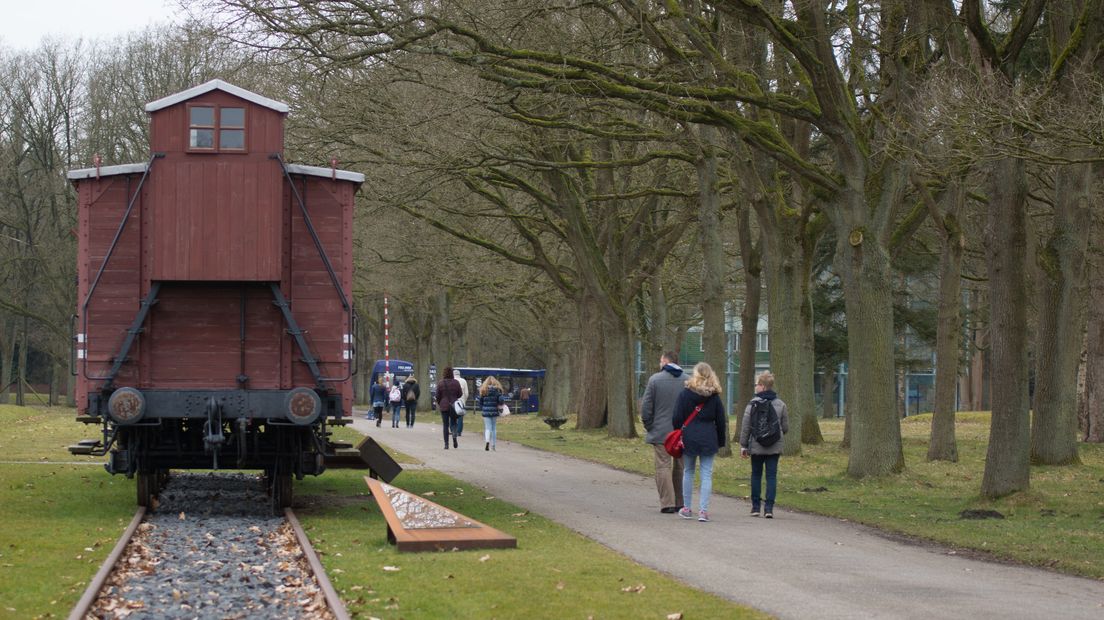 Op het kampterrein werden eerder al treinwagons geplaatst (Rechten: archief RTV Drenthe/Kim Stellingwerf)