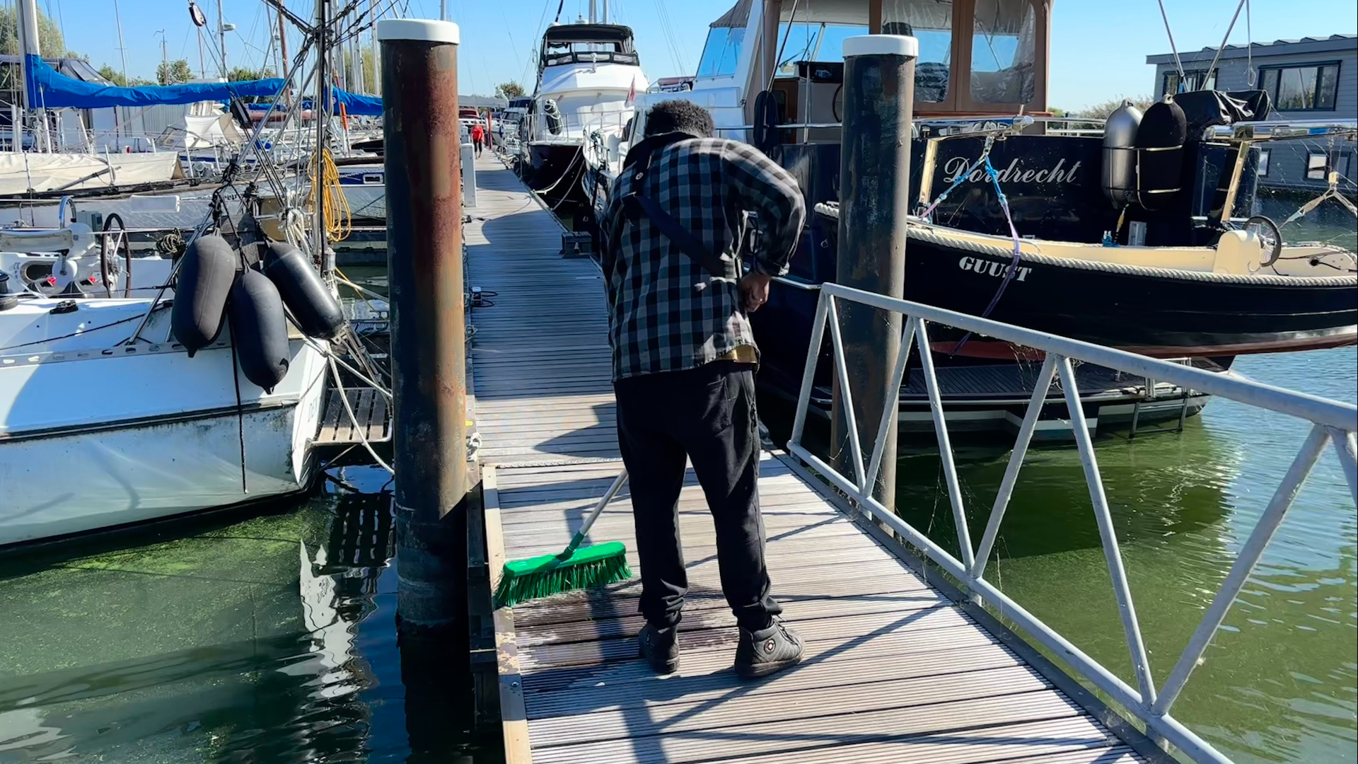 Een van de asielzoekers werkt nu in een jachthaven