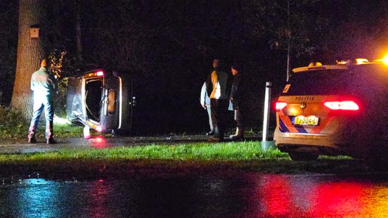 Auto op de kant bij ongeluk Huis ter Heide. Auto op de kant bij ongeluk Huis ter Heide.