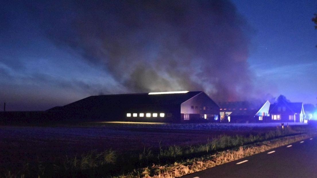 Een schuur met landbouwvoertuigen ging in Wanneperveen in vlammen op