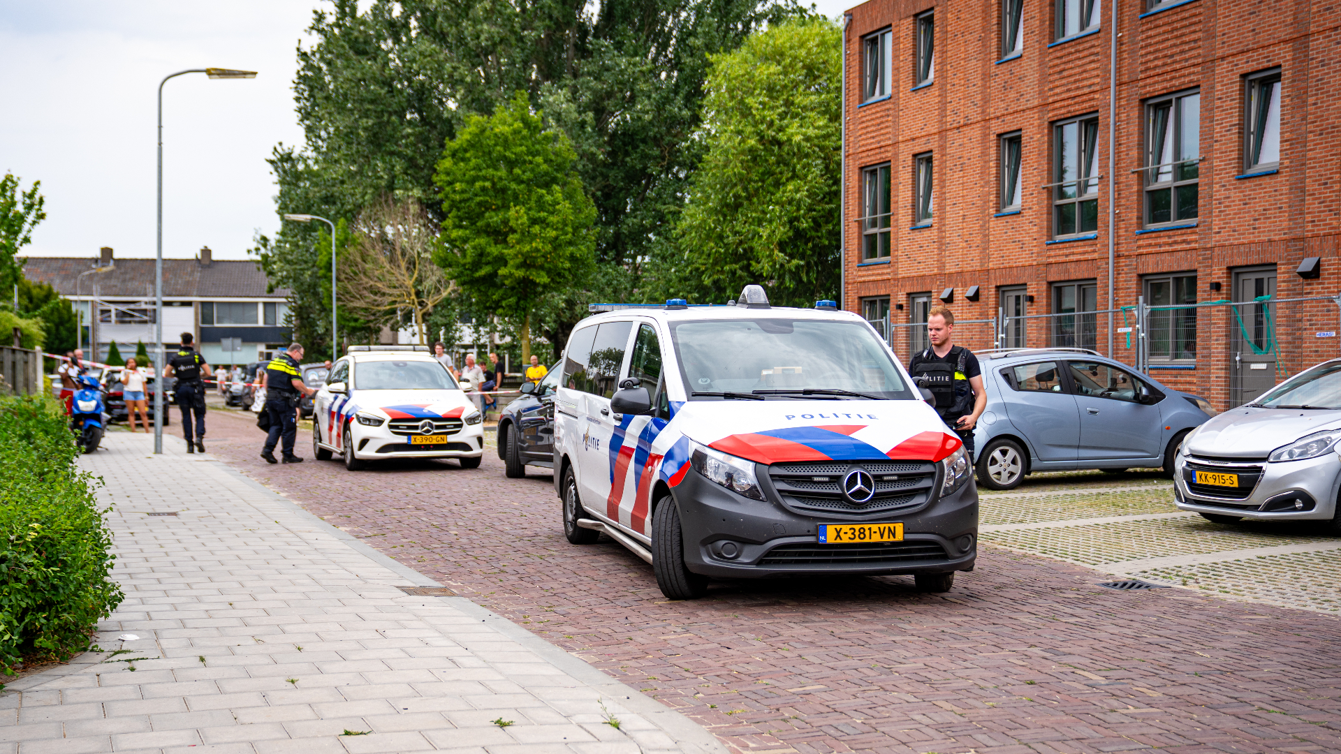 Tijdens de inval in een woning werd een nepvuurwapen aangetroffen.