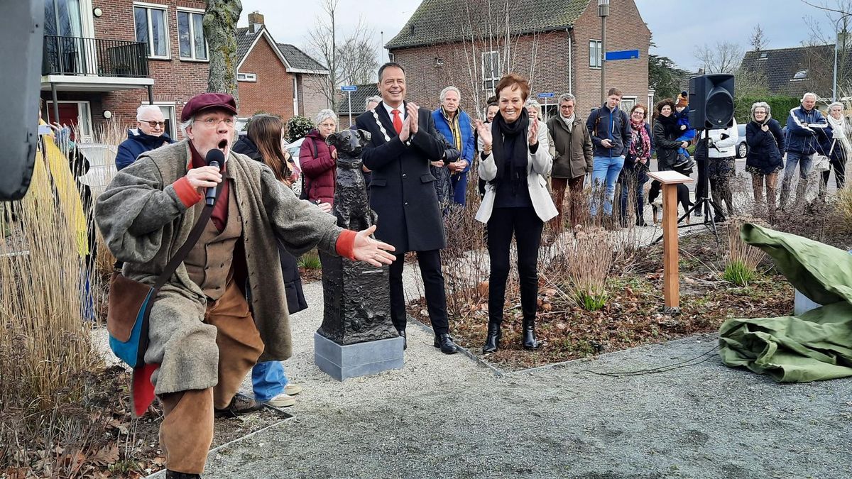 Standbeeld van hondje Bläsz onthuld in Scharendijke