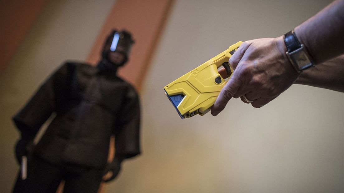 Jongeman van camping gestuurd na vondst taser