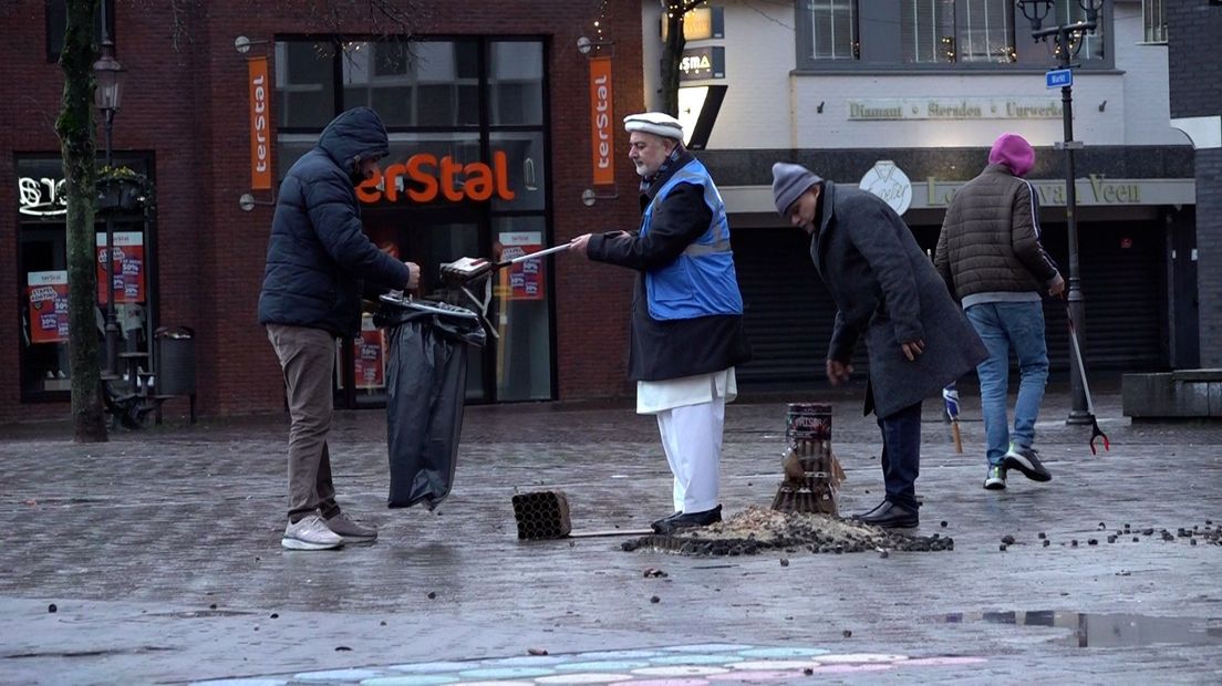 Het opruimen vuurwerk door de Ahmadiyya Moslim Gemeenschap is een lange traditie