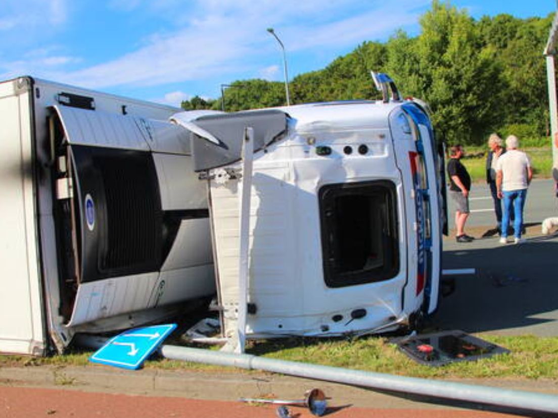 Vrachtwagen gekanteld op Mijlweg in Dordrecht.